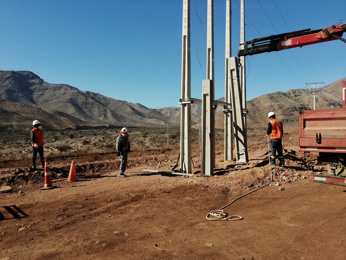 Montaje de postes de hormigón con camión grúa para el banco regulador