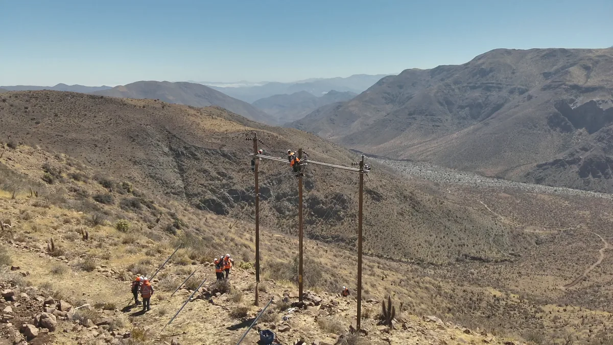 Línea aérea en sector montañoso durante el recambio de estructura