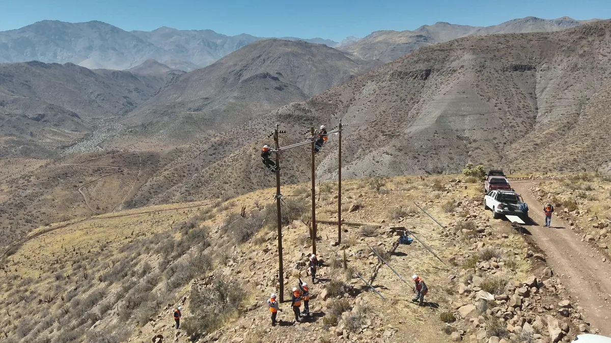 Cuadrilla ejecutando recambio de estructura en línea aérea de alta montaña