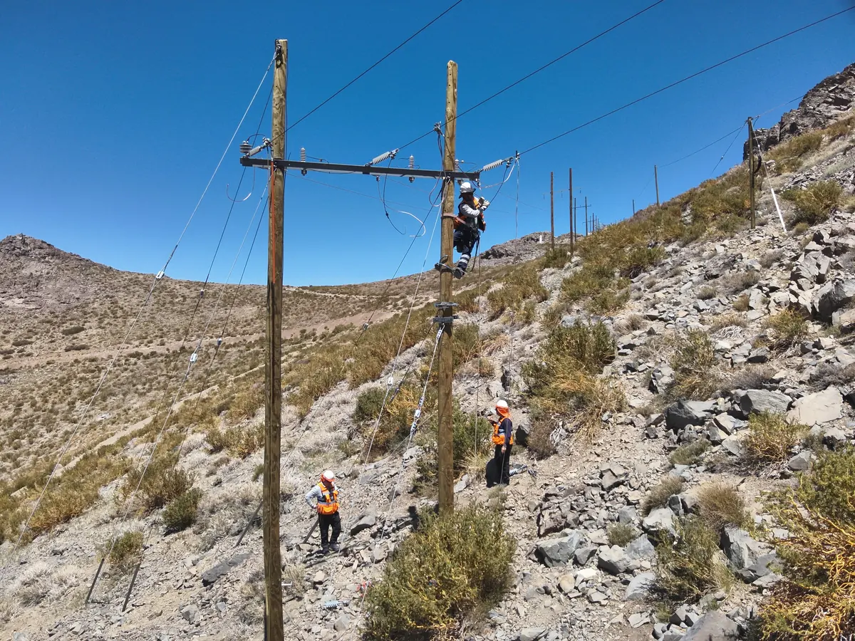 Liniero trabajando en altura sobre una estructura de media tensión