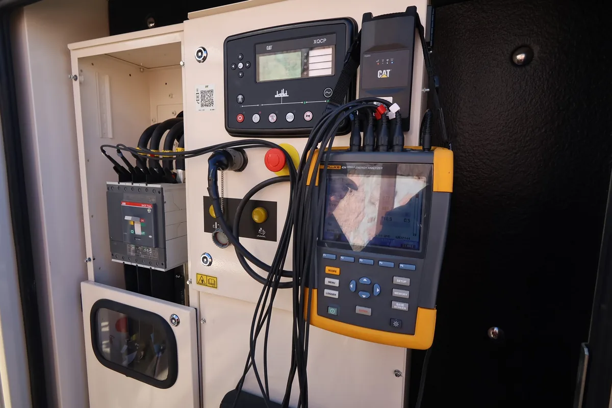 Tablero de control y banco de carga en pruebas de baja tensión en 480 V