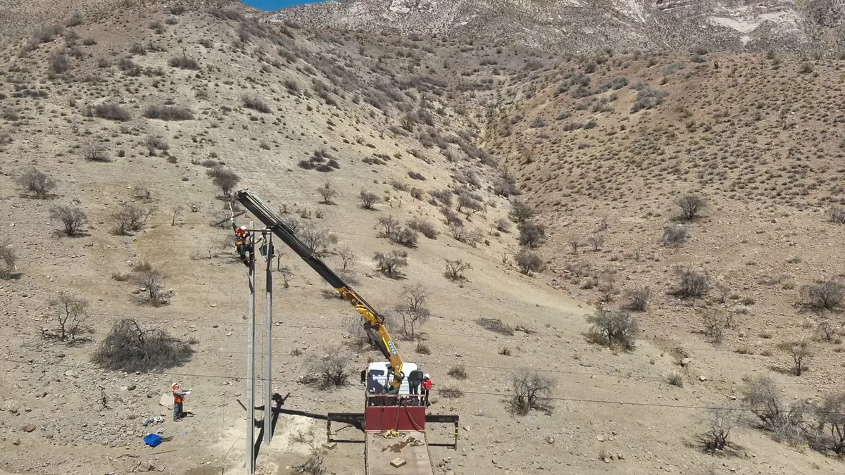 Maniobra con camión grúa en el reemplazo de un portal eléctrico