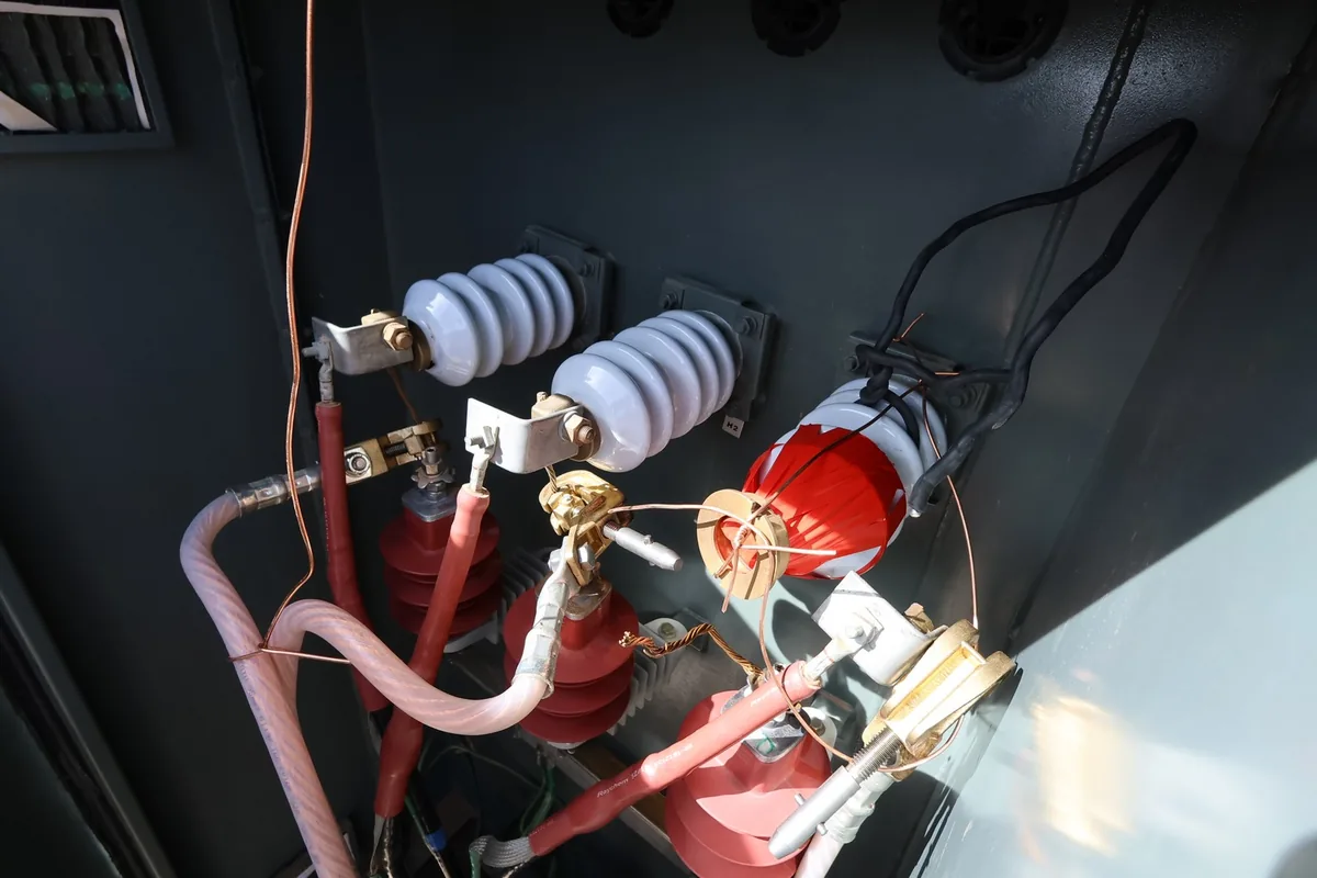 Bushing de media tensión del transformador de 350 kVA